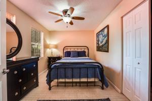 Schlafzimmer mit einem Bett und einem Deckenventilator in der Unterkunft Pinwheel Place in Jacksonville