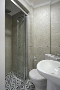 Un baño con ducha, inodoro y lavabo. en Sunflower Apartments, en Estambul 50 fotos más