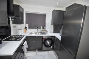 מטבח או מטבחון ב-Cozy! 2-bedroom Exclusive Apartment near Bristol City Centre Easton Speedwell sleeps upto 6