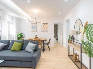Posedenie v ubytovaní Gorgeous renovated apartment 2BR AC