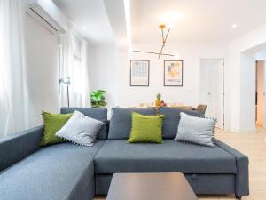 Posedenie v ubytovaní Gorgeous renovated apartment 2BR AC