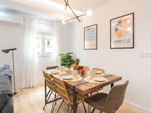 Posedenie v ubytovaní Gorgeous renovated apartment 2BR AC