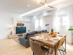 Posedenie v ubytovaní Gorgeous renovated apartment 2BR AC