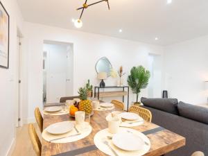 Posedenie v ubytovaní Gorgeous renovated apartment 2BR AC