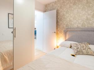 Posteľ alebo postele v izbe v ubytovaní Gorgeous renovated apartment 2BR AC