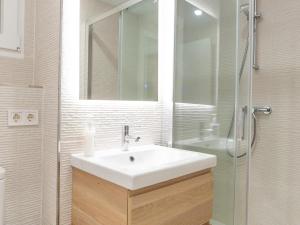 Kúpeľňa v ubytovaní Gorgeous renovated apartment 2BR AC
