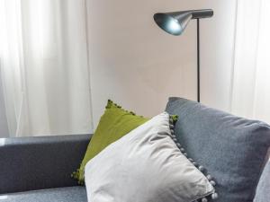 Posedenie v ubytovaní Gorgeous renovated apartment 2BR AC