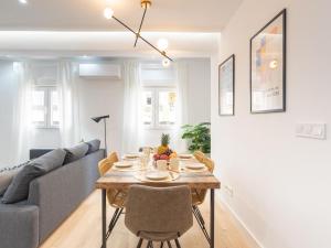 Posedenie v ubytovaní Gorgeous renovated apartment 2BR AC