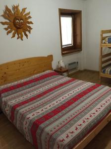 ein Bett in einem Schlafzimmer mit einer Decke drauf in der Unterkunft Brunetti in Mazzin
