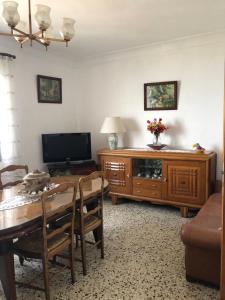 Televízia a/alebo spoločenská miestnosť v ubytovaní Maison vue mer et montagne