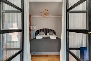 1 dormitorio con cama y ventana en Blue Mandarin Old Town, en Gdansk