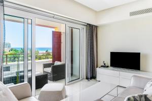 利馬索爾的住宿－Limassol Marina Nereids D22 by Ezoria Villas，带电视的客厅和阳台。