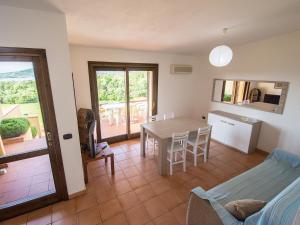 eine Küche und ein Esszimmer mit einem Tisch und Stühlen in der Unterkunft Residence Cala Petralana in Porto Pollo