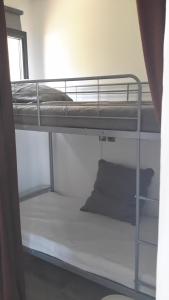 Poschodová posteľ alebo postele v izbe v ubytovaní Villa l'Alpana en bois vue mer a 180 degres