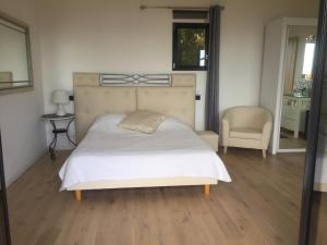 Posteľ alebo postele v izbe v ubytovaní Villa l'Alpana en bois vue mer a 180 degres