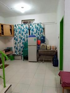 Una cocina o zona de cocina en Villa Bukit Asri Untuk 1 Kamar Berastagi View