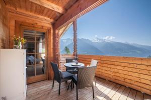 een terras met een tafel en stoelen bij Fewo Bergpanorama Obertalerhof in San Martino