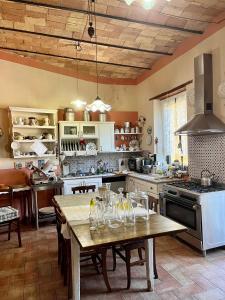 A kitchen or kitchenette at B&B 'Degli Artisti'