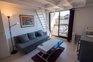 a living room with a couch and a table at Appartement Seignosse le Penon/plage in Seignosse