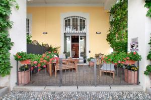 restauracja ze stołem, krzesłami i kwiatami w obiekcie Casa Al Molo w mieście Musso