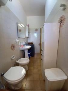 a bathroom with two toilets and a sink at Villetta indipendente - Torre dell' Orso in Torre dell'Orso