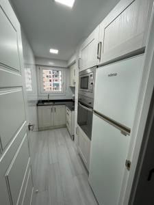 Kuchyň nebo kuchyňský kout v ubytování Precioso apartamento de lujo en cullera