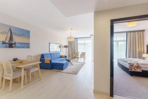 salon z łóżkiem i jadalnią w obiekcie Apartament z aneksem kuchennym i basenem 426 Diune Hotel Resort w Kołobrzegu