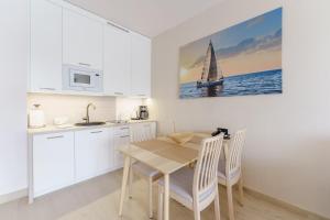 Kuchnia lub aneks kuchenny w obiekcie Apartament z aneksem kuchennym i basenem 426 Diune Hotel Resort
