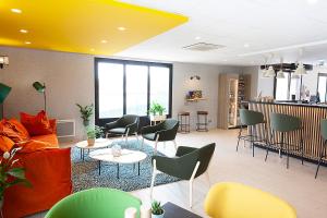Coin salon dans l'établissement Campanile Clermont Ferrand - Le Brezet