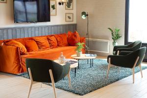 Coin salon dans l'établissement Campanile Clermont Ferrand - Le Brezet