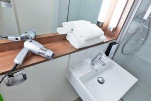 Salle de bains dans l'établissement Campanile Clermont Ferrand - Le Brezet