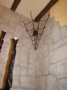 una araña grande en la pared de una habitación en Style Hotel en Járkov
