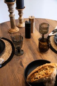 een houten tafel met een bord eten erop bij TERRESENS - L'ETENDARD in Vaujany