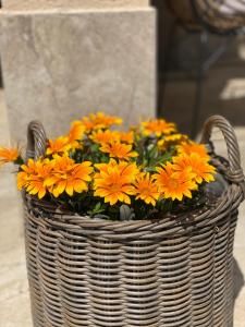 Una cesta llena de flores naranjas. en Maximo Apartments - free parking en Maribor