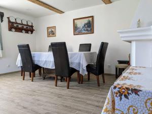 a dining room with a table and chairs at Chalupa u rybníka Střehom in Dolní Bousov