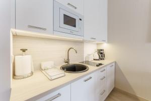 Kuchnia lub aneks kuchenny w obiekcie Apartament z aneksem kuchennym i basenem 426 Diune Hotel Resort