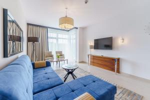 Telewizja i/lub zestaw kina domowego w obiekcie Apartament z aneksem kuchennym i basenem 426 Diune Hotel Resort