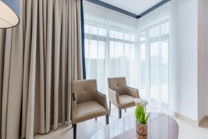 Część wypoczynkowa w obiekcie Apartament z aneksem kuchennym i basenem 426 Diune Hotel Resort