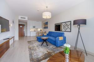 Telewizja i/lub zestaw kina domowego w obiekcie Apartament z aneksem kuchennym i basenem 426 Diune Hotel Resort