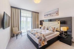 pokój hotelowy z dużym łóżkiem i oknem w obiekcie Apartament z aneksem kuchennym i basenem 426 Diune Hotel Resort w Kołobrzegu