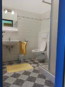 A bathroom at Pension Kappel