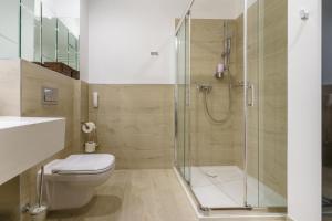 łazienka z prysznicem i toaletą w obiekcie Apartament z aneksem kuchennym i basenem 426 Diune Hotel Resort w Kołobrzegu