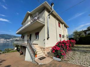 een gebouw met bloemen aan de zijkant bij Appartamenti Villa Eden in Malcesine