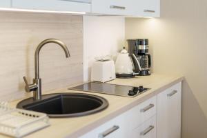 Kuchnia lub aneks kuchenny w obiekcie Apartament z aneksem kuchennym i basenem 426 Diune Hotel Resort
