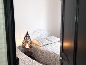 um quarto com uma cama com um candeeiro em Maison Les Sables-d'Olonne, 3 pièces, 5 personnes - FR-1-331-212 em Les Sables-dʼOlonne