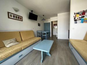 ein Wohnzimmer mit einem Sofa und einem Tisch in der Unterkunft Appartement Urrugne, 2 pièces, 4 personnes - FR-1-239-755 in Urrugne