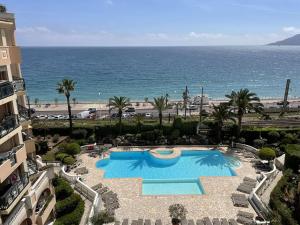Výhľad na bazén v ubytovaní Appartement Cannes la Bocca, 1 pièce, 4 personnes - FR-1-609-61 alebo v jeho blízkosti