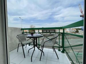 uma varanda com uma mesa e cadeiras num telhado em Appartement La Rochelle, 1 pièce, 2 personnes - FR-1-246-607 em La Rochelle