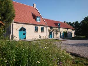 ein Haus mit einem roten Dach und einem Hof in der Unterkunft Gîte Quaëdypre, 4 pièces, 6 personnes - FR-1-510-171 in Quaëdypre