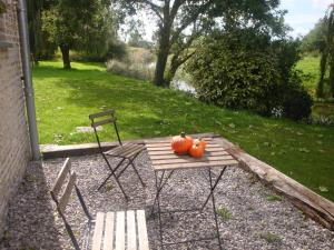 Vonkajšia záhrada v ubytovaní Gîte familial spacieux avec jardin privatif, proche mer, équipements bébé, ping-pong, cheminée - FR-1-510-171